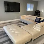Cozy Mia Airport Pool Home